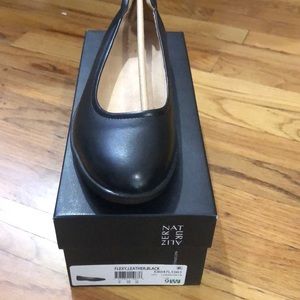 Brand New in box black 9 W Naturalizer flexy leather flat